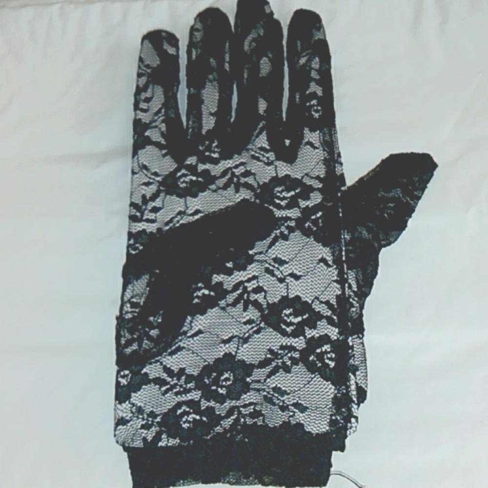 Women's laced gloves